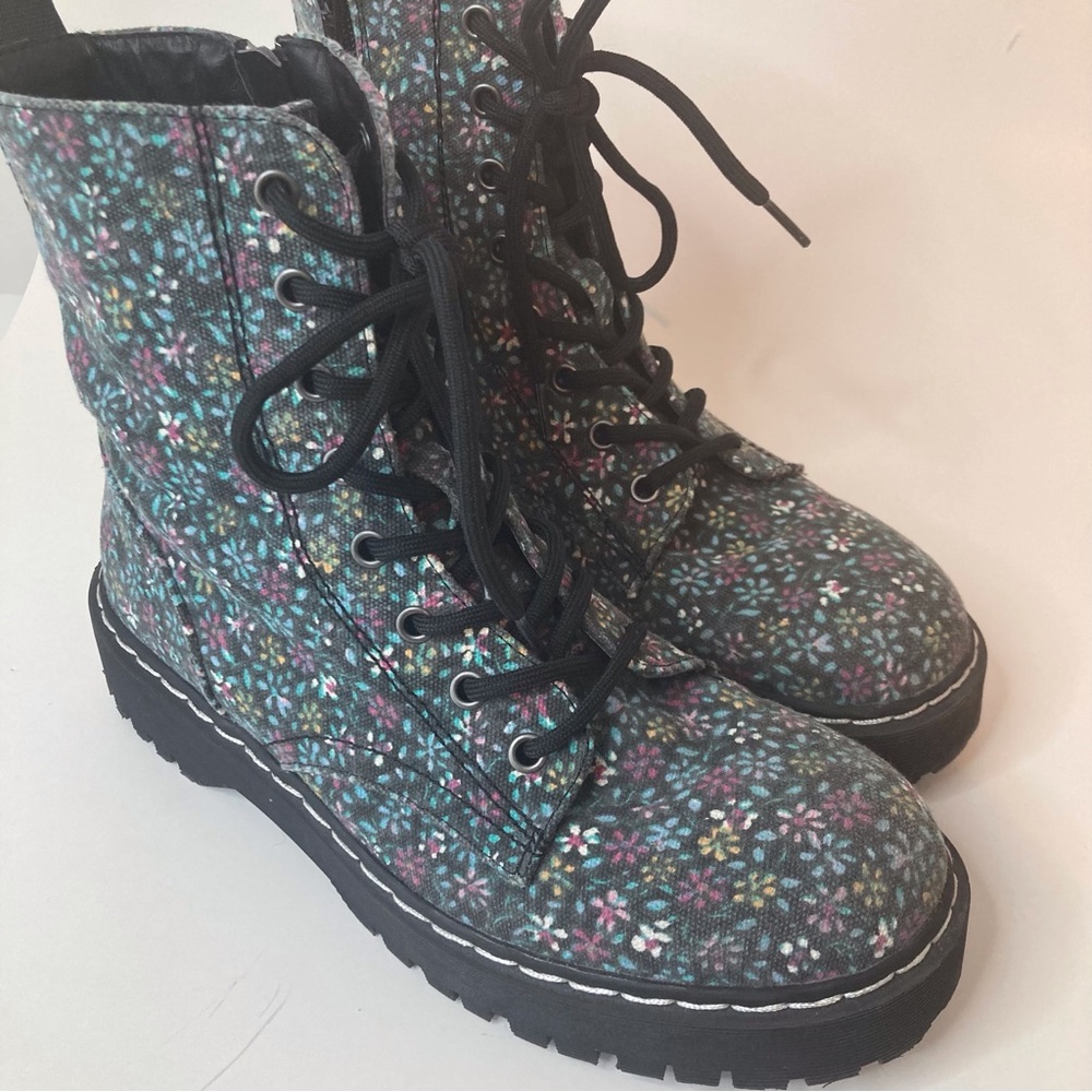 Sincerely Jules Floral Ankle Boots Chunky Combat Style Zip and Lace Up  Size 8 - Picture 2 of 13